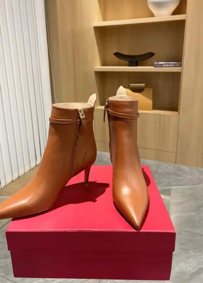 hype Valentino Boots