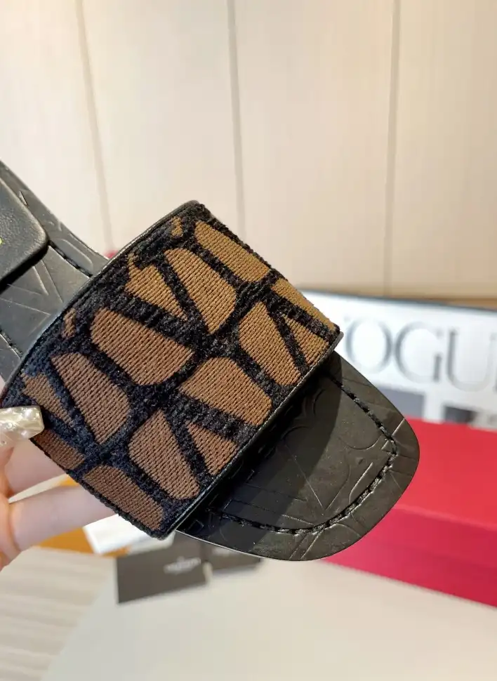 hype Valentino Sandals