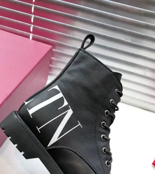 hype Valentino Boots