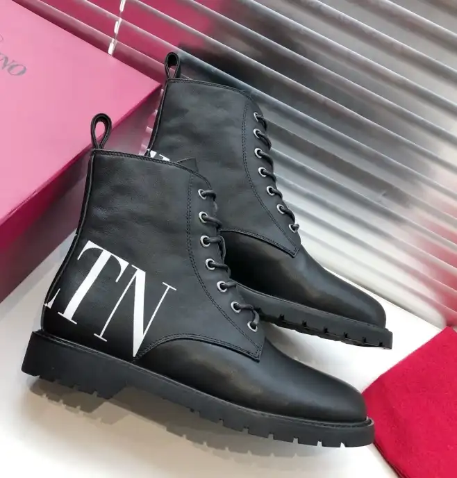 hype Valentino Boots