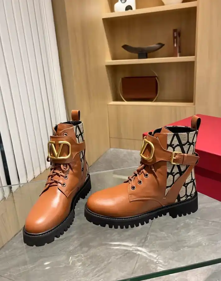 hype Valentino Boots