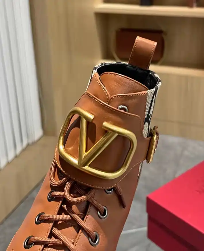 hype Valentino Boots