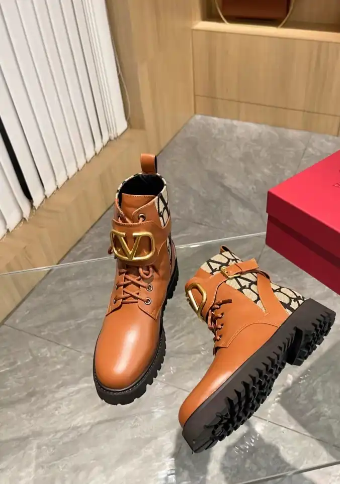 hype Valentino Boots