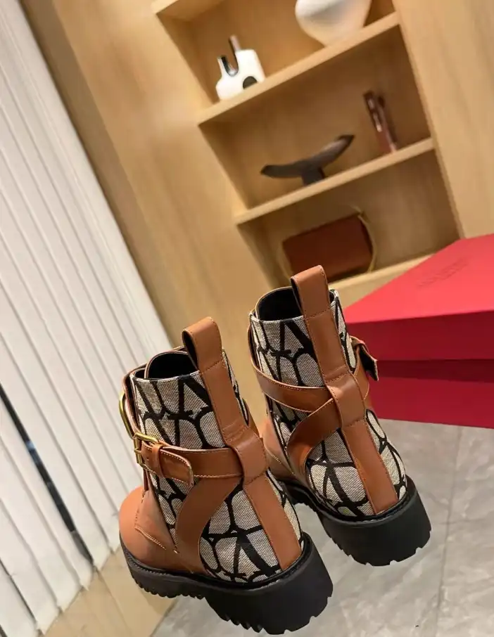 hype Valentino Boots