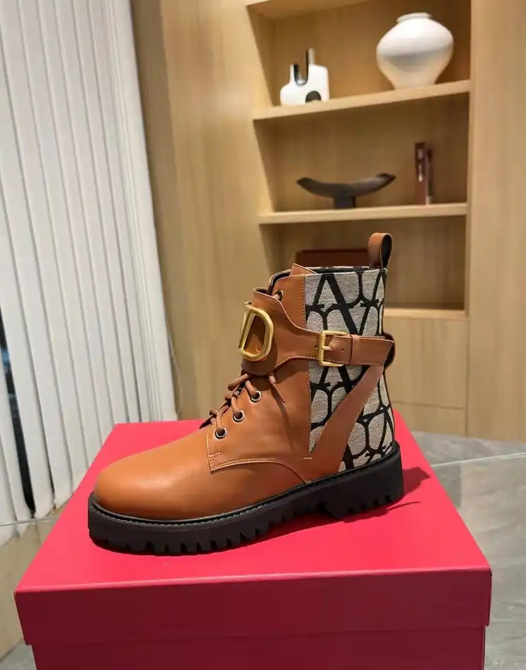 hype Valentino Boots