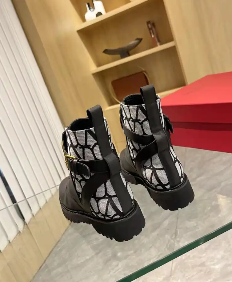 hype Valentino Boots