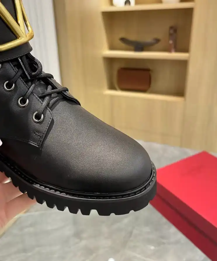 hype Valentino Boots