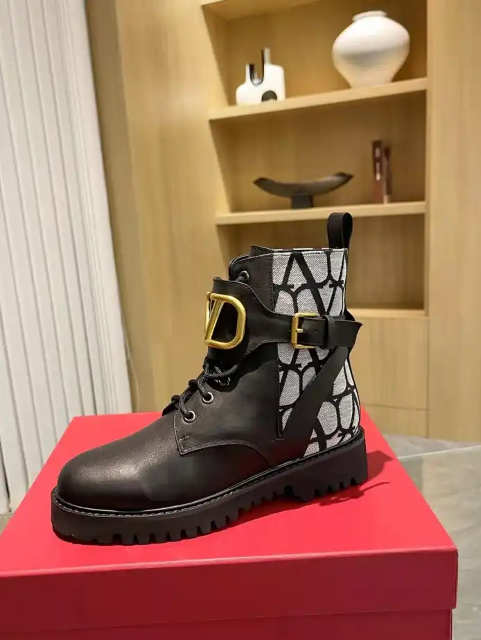 hype Valentino Boots