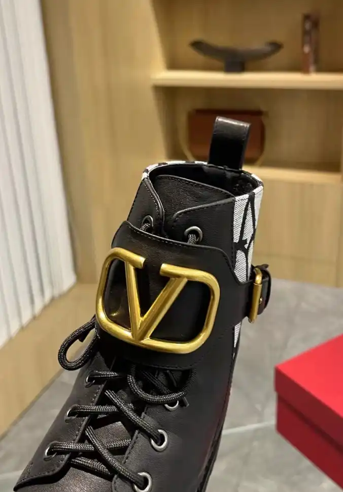 hype Valentino Boots