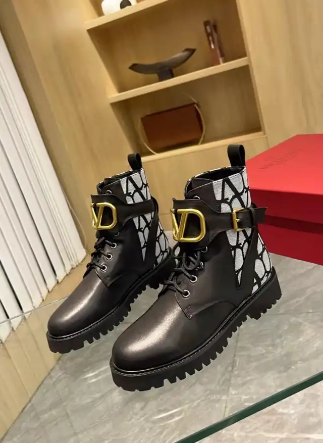 hype Valentino Boots