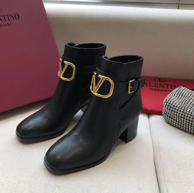 hype Valentino Boots