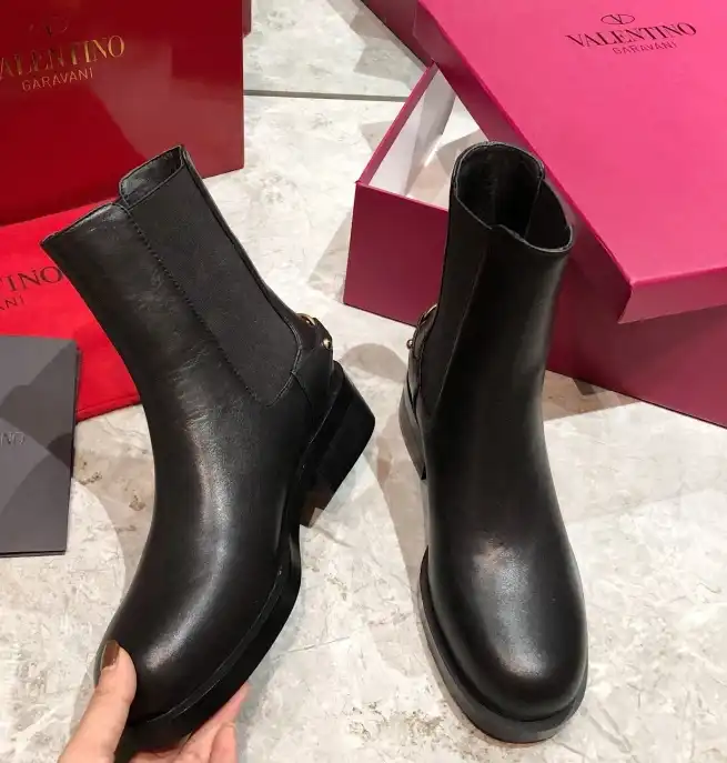 hype Valentino Boots