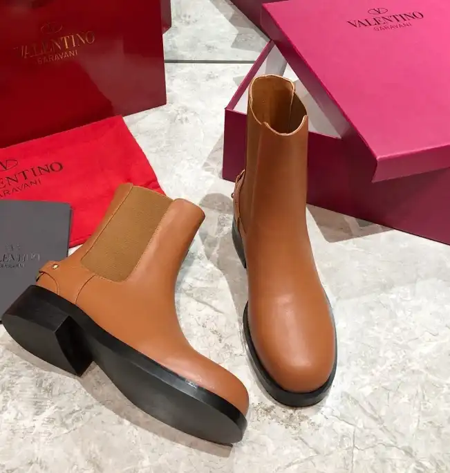 hype Valentino Boots