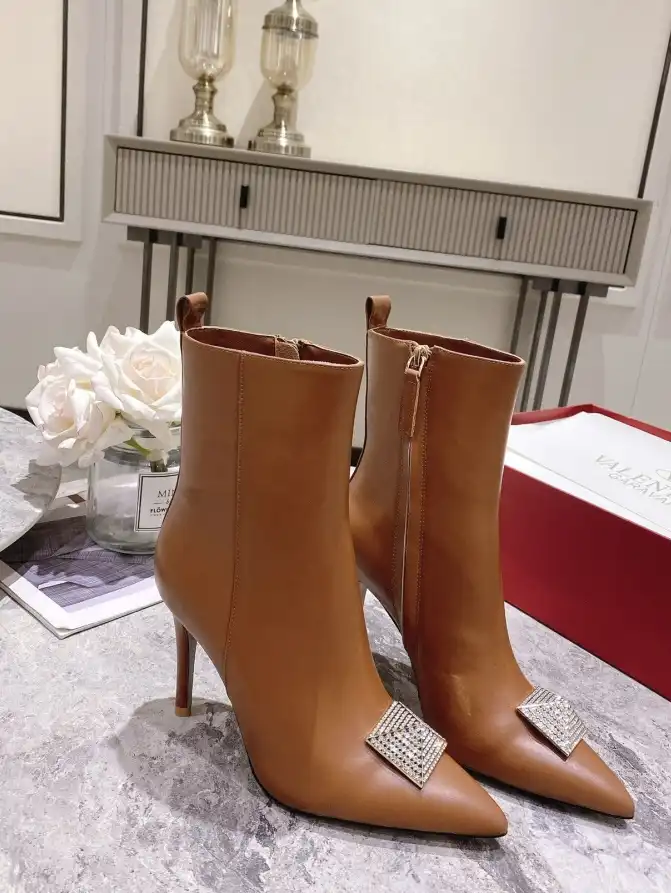 hype Valentino Boots