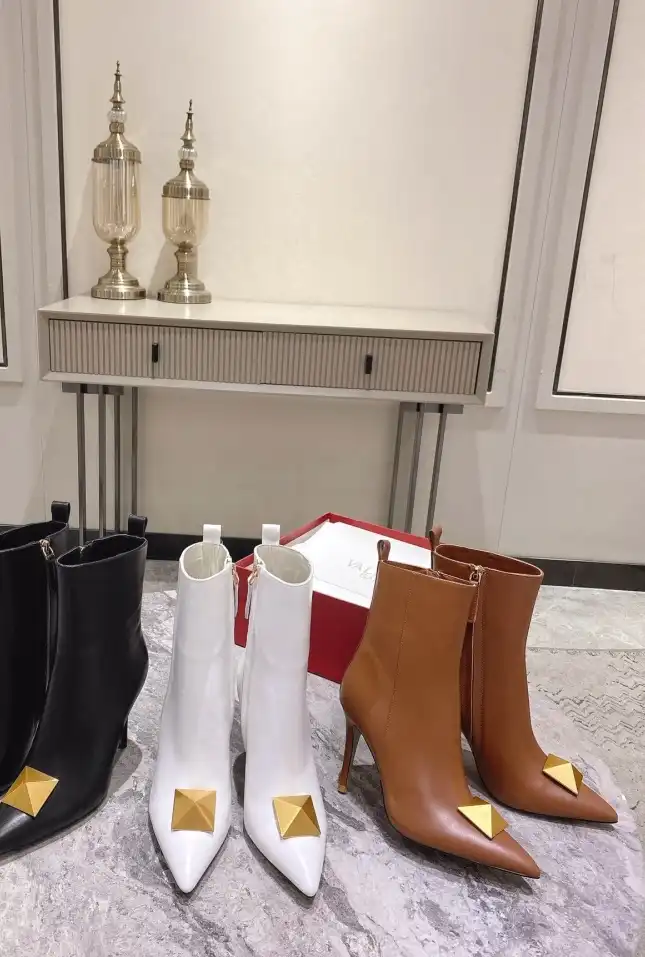 hype Valentino Boots