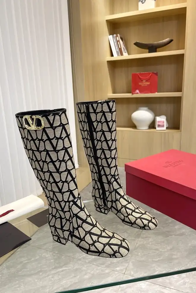 hype Valentino Boots