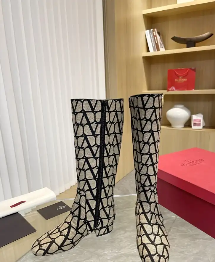 hype Valentino Boots