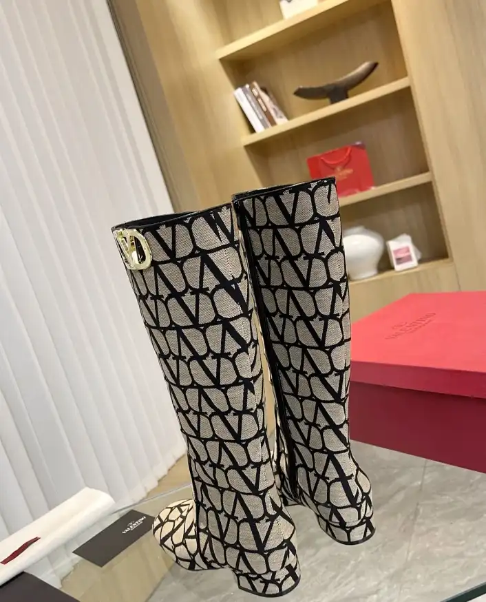 hype Valentino Boots