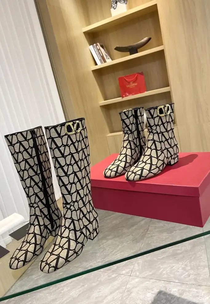 hype Valentino Boots