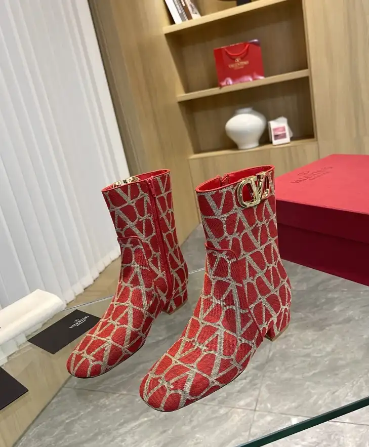 hype Valentino Boots