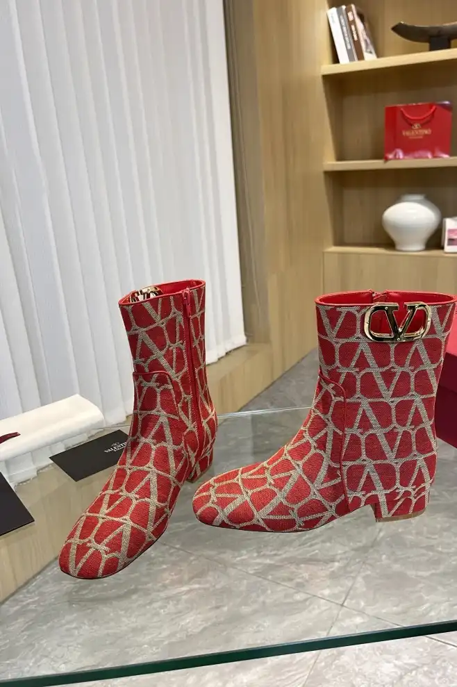 hype Valentino Boots