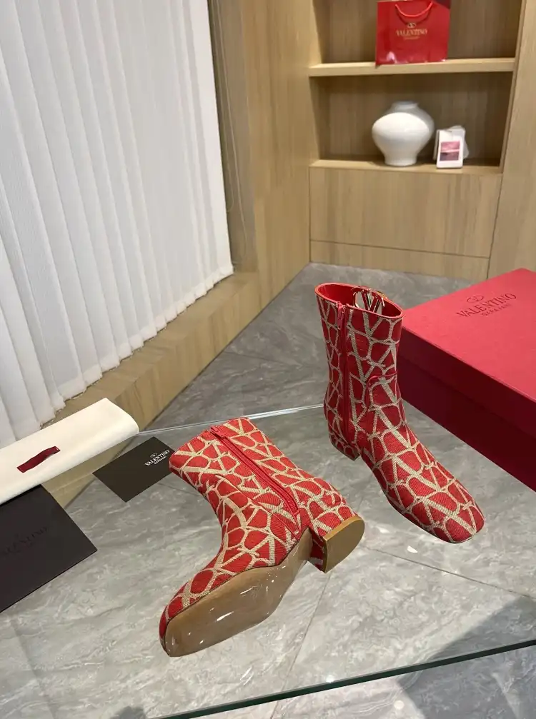 hype Valentino Boots