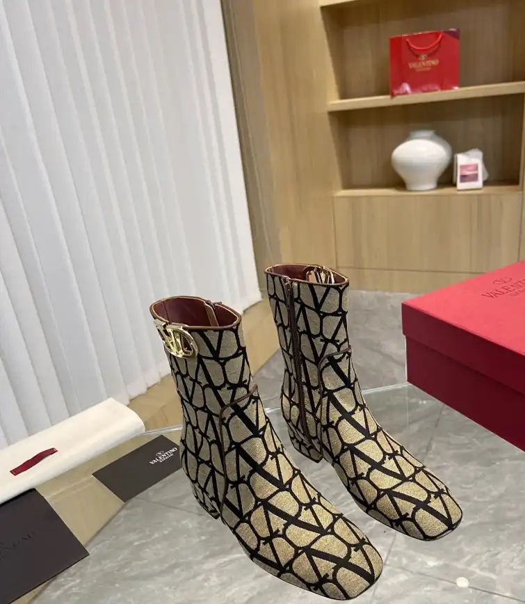 hype Valentino Boots