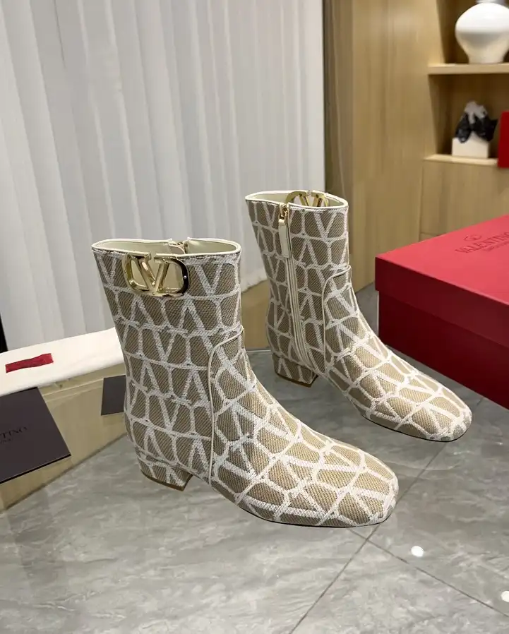 hype Valentino Boots