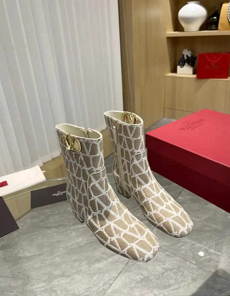 hype Valentino Boots