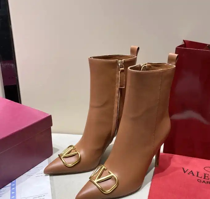 hype Valentino Boots