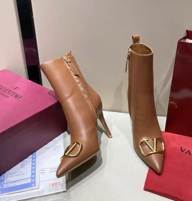 hype Valentino Boots