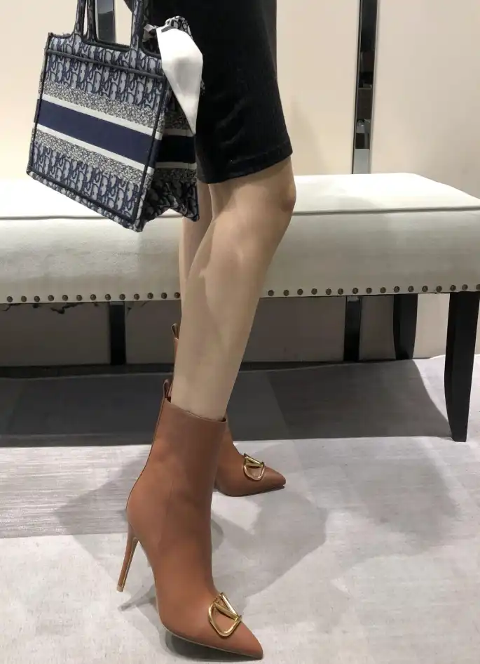 hype Valentino Boots