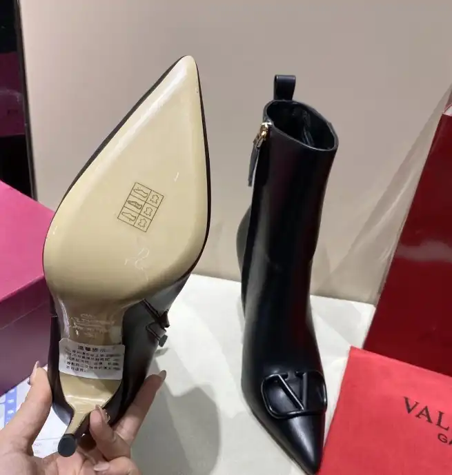 hype Valentino Boots