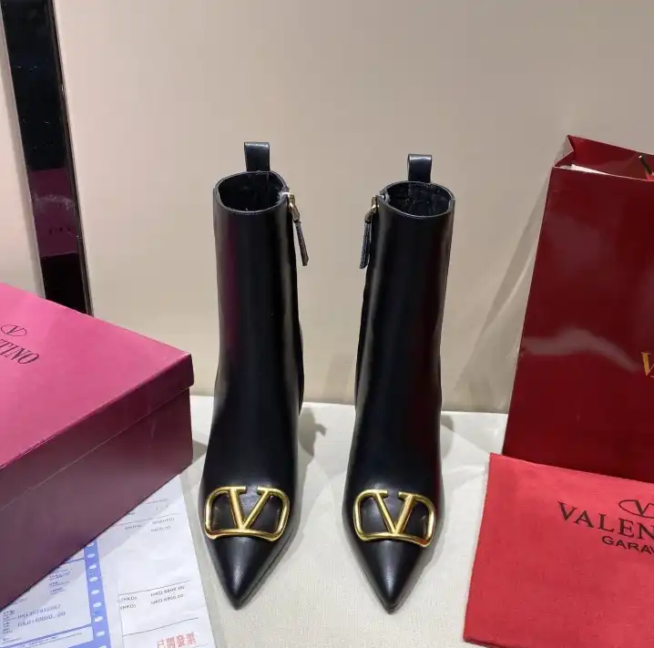 hype Valentino Boots