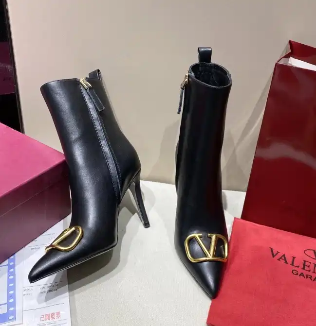 hype Valentino Boots