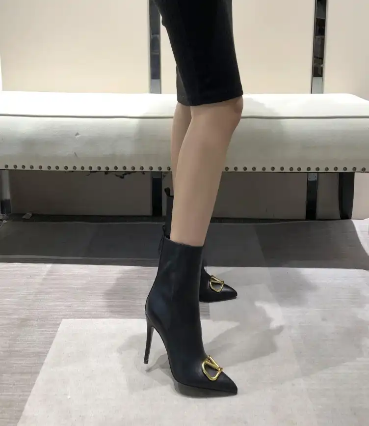 hype Valentino Boots