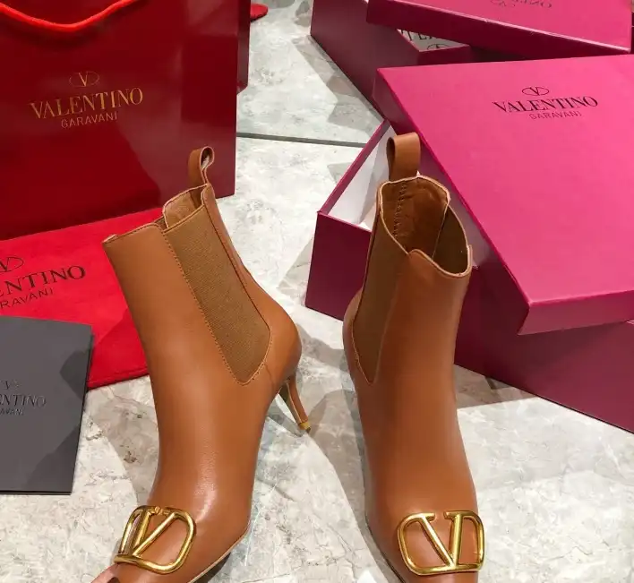 hype Valentino Boots