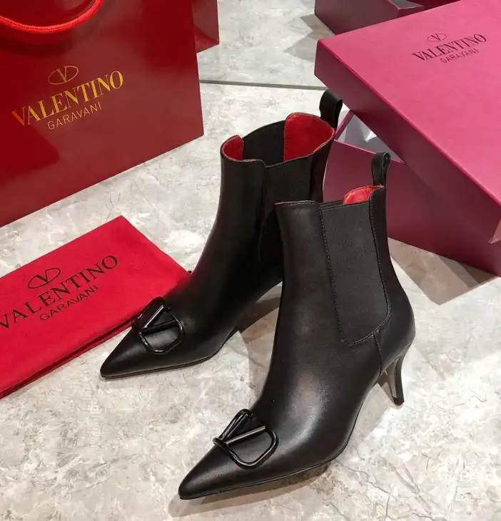 hype Valentino Boots