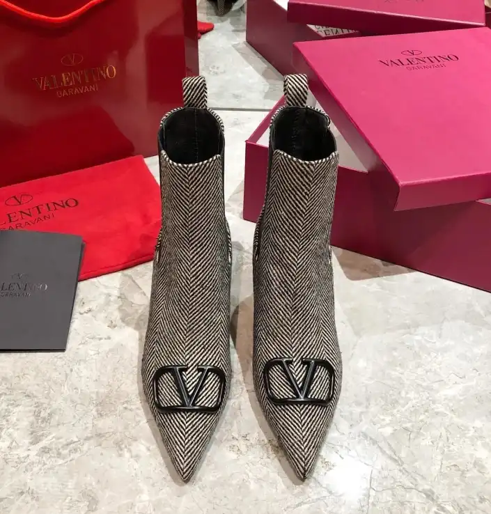 hype Valentino Boots