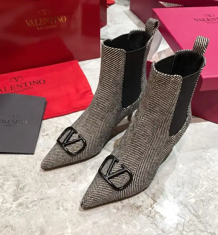 hype Valentino Boots