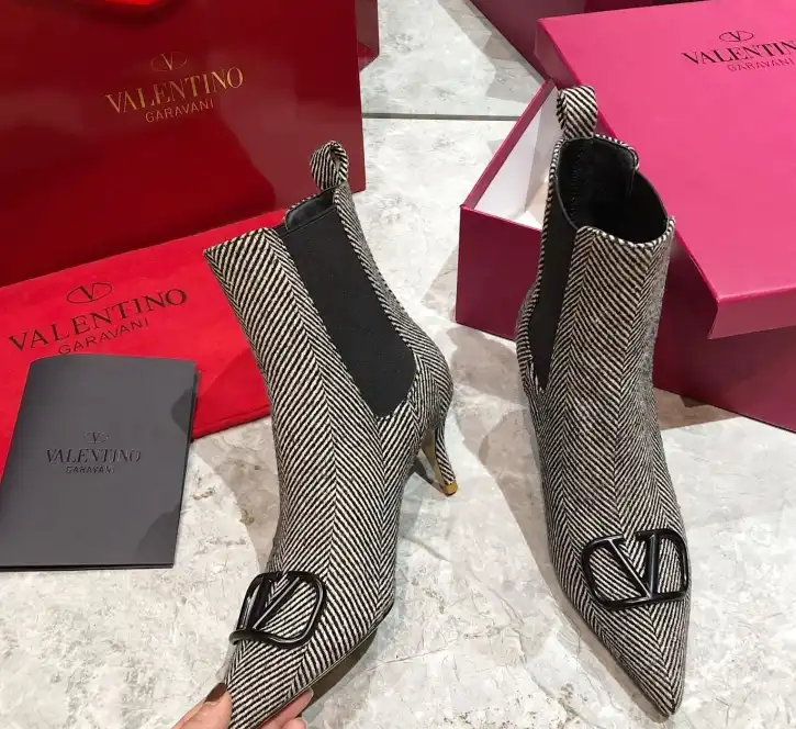 hype Valentino Boots