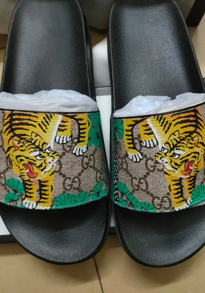 hype Gucci Slippers