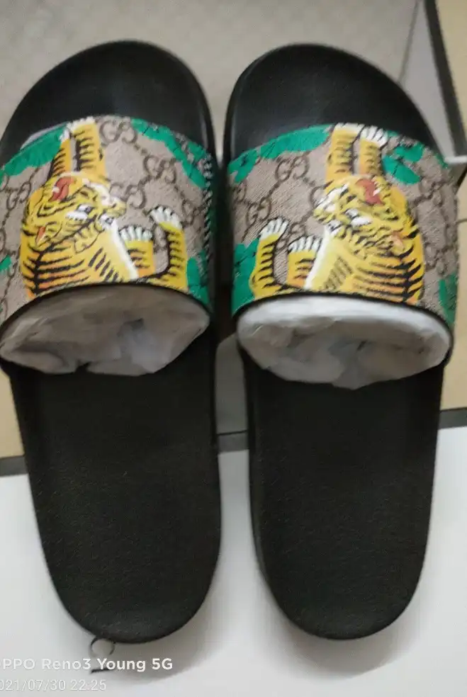 hype Gucci Slippers