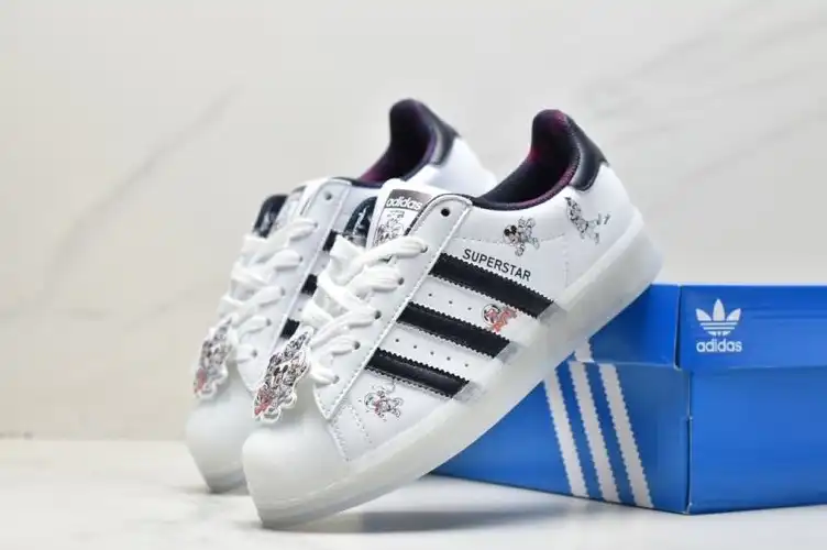 hype Adidas Sneakers