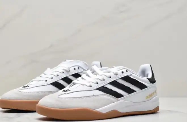 hype Adidas Sneakers