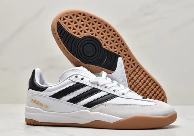 hype Adidas Sneakers