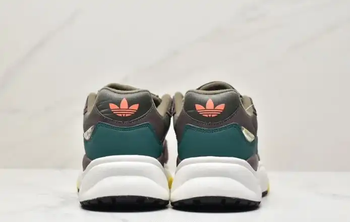 hype Adidas Sneakers