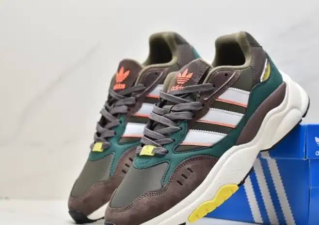 hype Adidas Sneakers