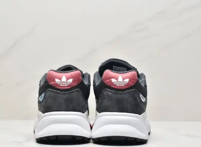 hype Adidas Sneakers