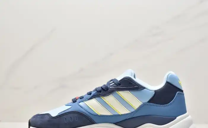 hype Adidas Sneakers